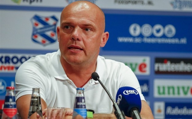 HLV Johnny Jansen của SC Heerenveen.