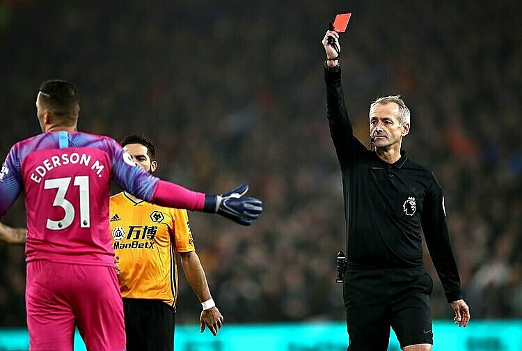 Thủ thành Ederson nhận thẻ đỏ ngay phút thứ 12.