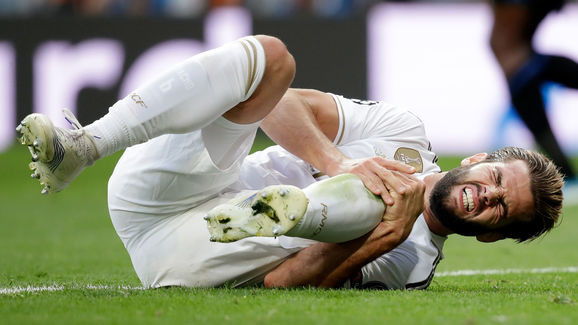 Nacho Fernandez dính chấn thương cực nặng ở đầu gối.