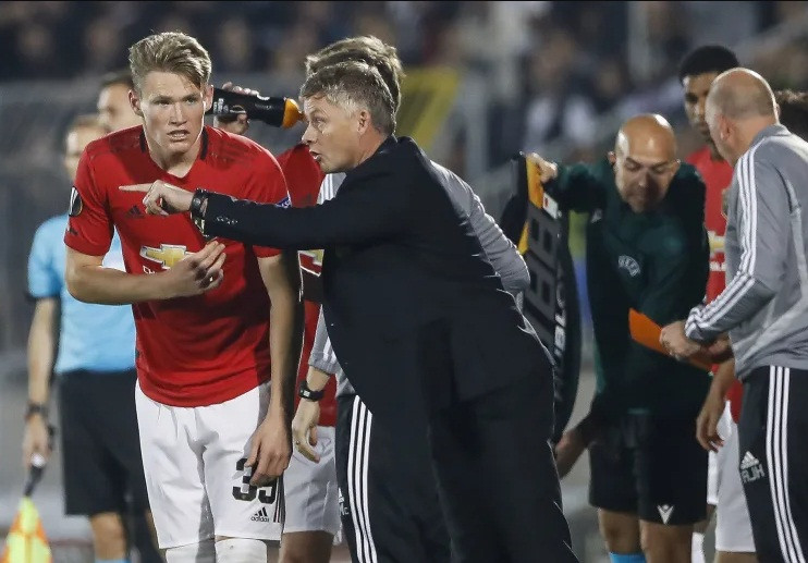 HLV Ole Gunnar Solskjaer không hài lòng với khả năng hỗ trợ phòng ngự của tuyến trên.