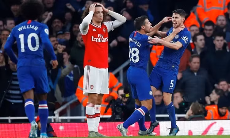 Arsenal thua ngược cay đắng trước Chelsea.