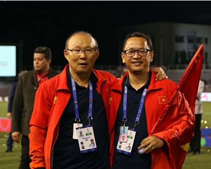 HLV Park Hang-seo và trợ lý Lê Huy Khoa.