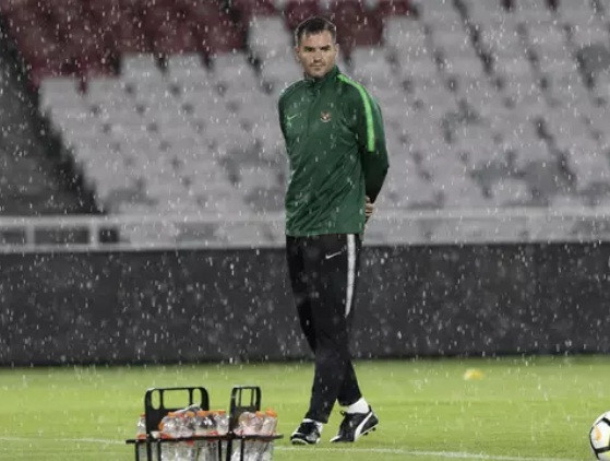 HLV Simon McMenemy không muốn làm việc thêm với PSSI.