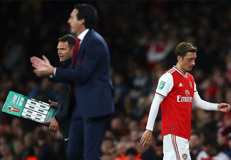 Mesut Ozil tiếp tục bị HLV Emery ghẻ lạnh.