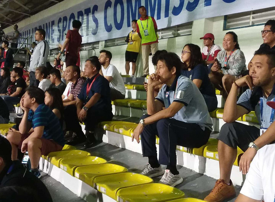 HLV Akira Nishino chăm chú theo dõi U22 Việt Nam đả bại U22 Indonesia.