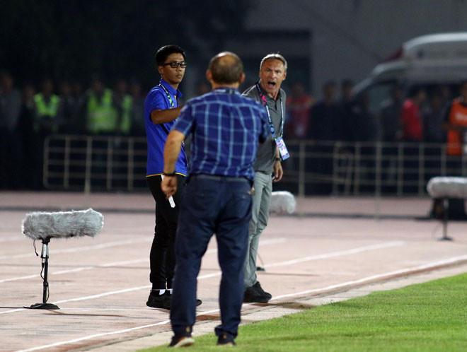 HLV Antoine Hey từng gây hấn với HLV Park Hang-seo ở vòng bảng AFF Cup 2018.