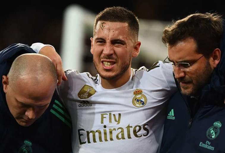 Eden Hazard rời sân sớm vì dính chấn thương.