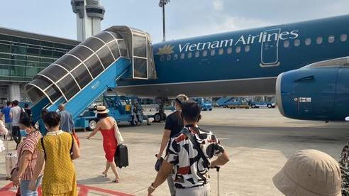 Nữ hành khách tử vong do trượt chân khi xuống thang máy bay