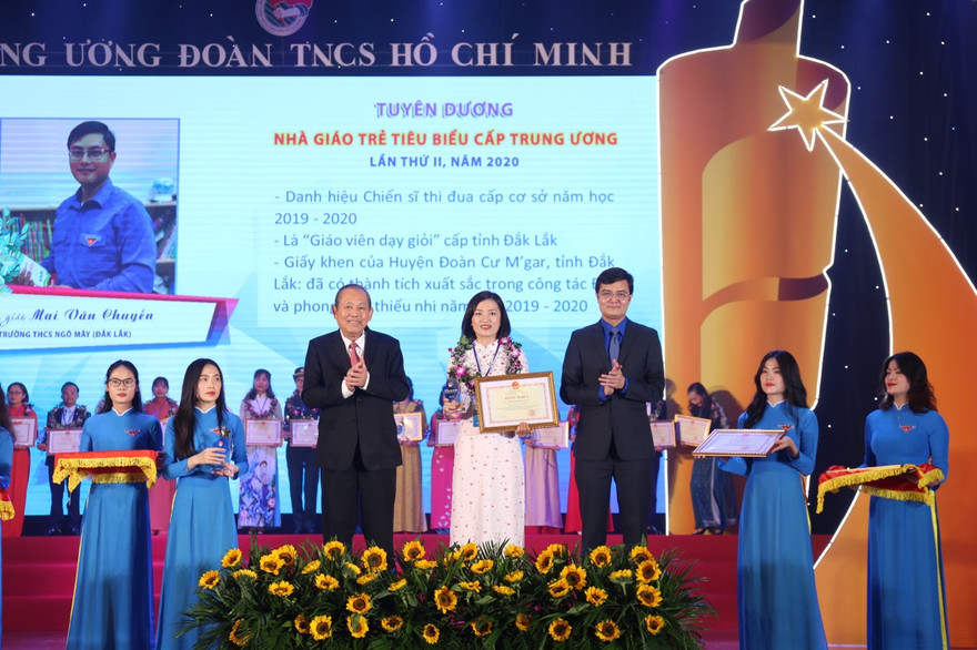 Phó Thủ tướng thường trực Chính phủ Trương Hòa Bình (ngoài cùng, bên trái) cùng Bí thư T.Ư Đoàn, Chủ tịch T.Ư Hội SVVN Bùi Quang Huy trao tặng giải thưởng cho các Nhà giáo trẻ tiêu biểu cấp T.Ư năm 2020. Ảnh: Bảo Anh