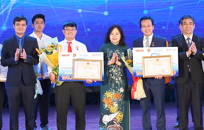 Ông Nguyễn Phước Lộc, Phó Trưởng ban Dân vận T.Ư; anh Bùi Quang Huy, Bí thư T.Ư Đoàn, Chủ tịch T.Ư Hội SVVN và bà Ngô Thị Minh, Thứ trưởng Bộ Giáo dục và Đào tạo trao tặng phần thưởng cho 3 công trình tiêu biểu năm 2020. ẢNH: BẢO ANH 