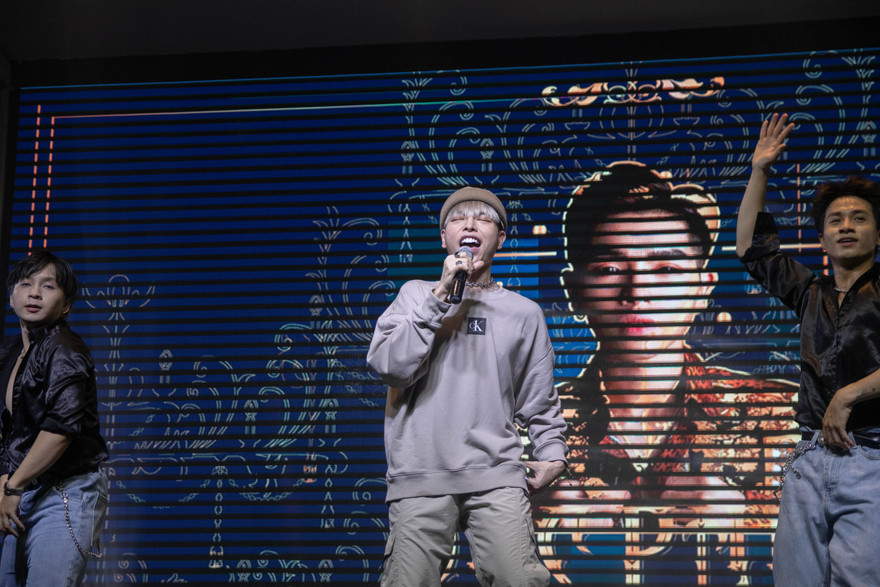 Ca sĩ Đức Phúc, Quán quân The Voice 2015 bùng nổ tại lễ trao giải Red Carpet do Đoàn trường Chuyên Đại học Sư Phạm tổ chức.