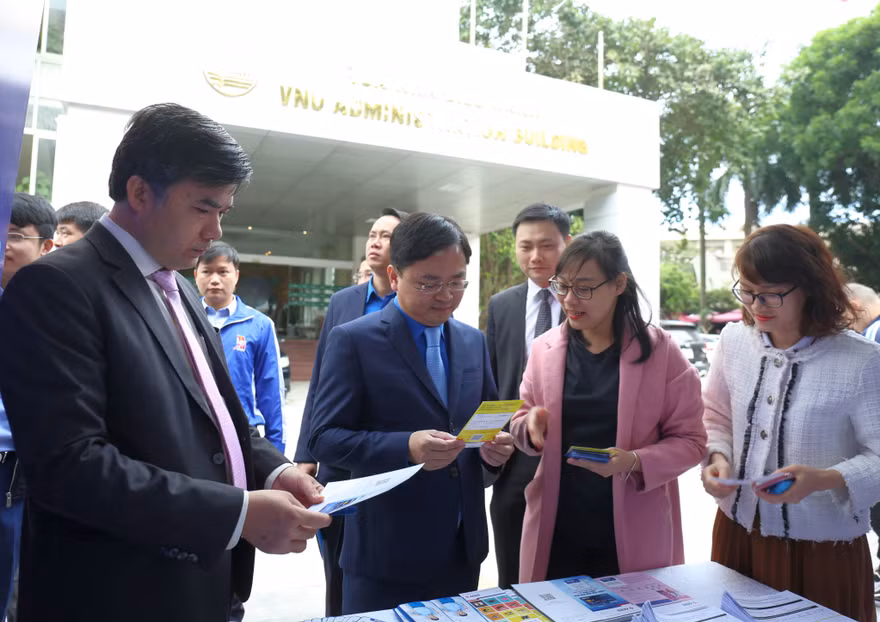 Anh Nguyễn Anh Tuấn, Bí thư Thứ nhất T.Ư Đoàn, Chủ tịch T.Ư Hội LHTN Việt Nam (thứ 2, từ trái qua) tham quan gian hàng triển làm sáng tạo tại Liên hoan "Tuổi trẻ sáng tạo" toàn quốc năm 2020. Ảnh: Bảo Anh