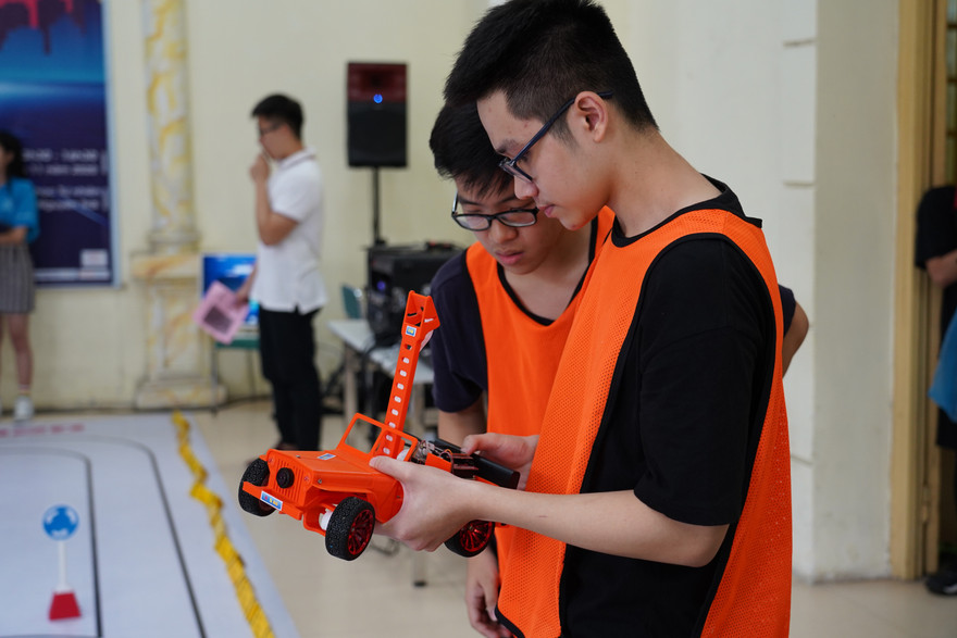 Các đội thi kiểm tra lại xe trước khi vào cuộc đua