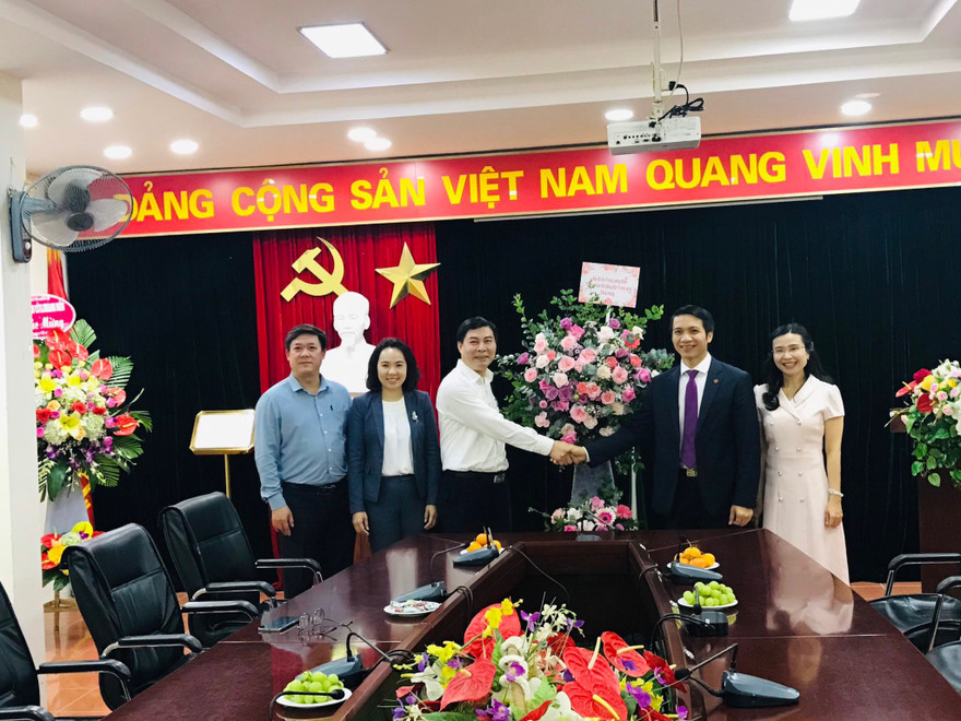 Anh Nguyễn Ngọc Lương, Bí thư T.Ư Đoàn, Chủ tịch Hội đồng Đội T.Ư tặng hoa chúc mừng Ban Giám Đốc Học viện Thanh thiếu niên Việt Nam