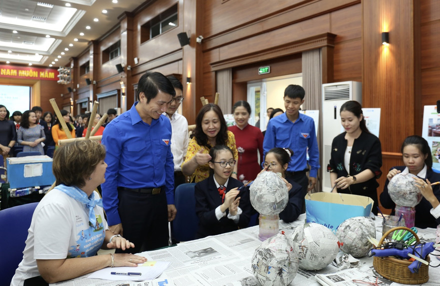 Anh Nguyễn Ngọc Lương, Bí thư T.Ư Đoàn, Chủ tịch Hội đồng Đội T.Ư (thứ hai, từ trái qua) xem học sinh Hà Nội làm các sản phẩm tái chế trong khuôn khổ chương trình trao giải cuộc thi ảnh "Việc tốt vì trẻ em". ẢNH: BẢO ANH