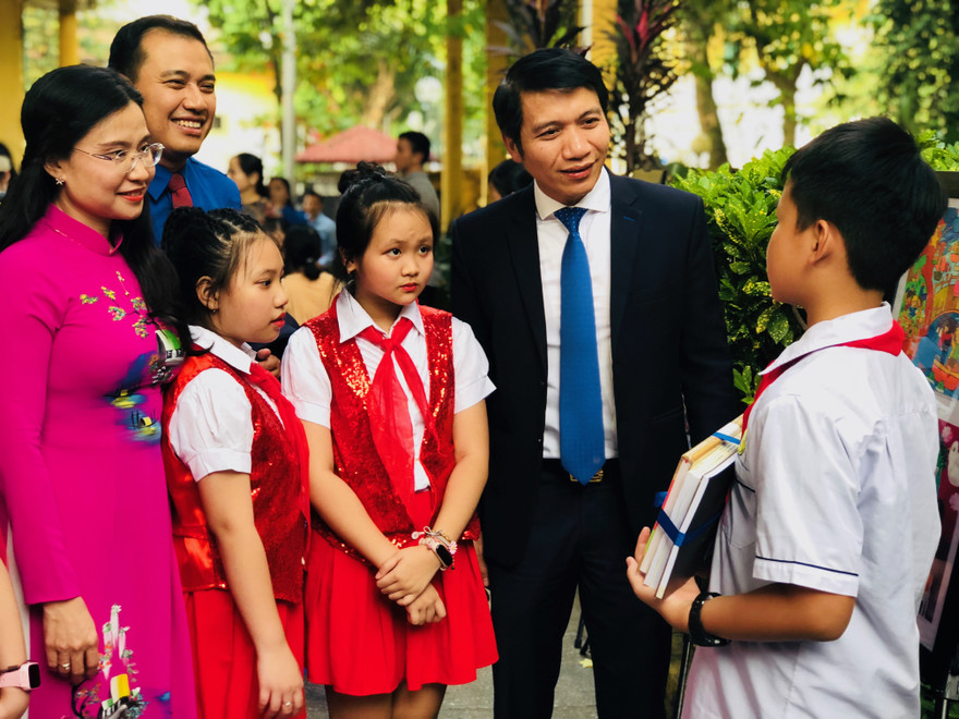 Anh Nguyễn Ngọc Lương, Bí thư T.Ư Đoàn, Chủ tịch Hội đồng Đội T.Ư trò chuyện với các em thiếu nhi đạt giải tại cuộc thi
