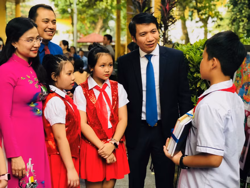 Anh Nguyễn Ngọc Lương, Bí thư T.Ư Đoàn, Chủ tịch Hội đồng Đội T.Ư trò chuyện với các em thiếu nhi đạt giải tại cuộc thi