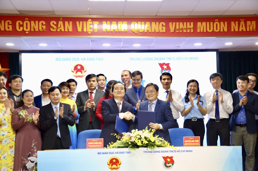 Bộ trưởng Bộ Giáo dục và Đào tạo Phùng Xuân Nhạ và Bí thư thứ nhất T.Ư Đoàn, Chủ tịch T.Ư Hội LHTN Việt Nam Nguyễn Anh Tuấn ký kết Chương trình phối hợp giai đoạn 2020-2025 giữa ngành giáo dục và Đoàn TNCS Hồ Chí Minh. Ảnh: Lâm Đăng Hải