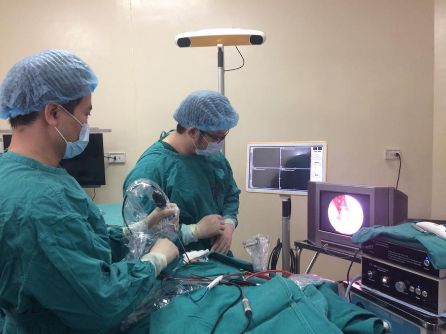 BS Liên cùng các cộng sự tiến hành phẫu thuật u tuyến yên cho bệnh nhân B. Ảnh: BSCC