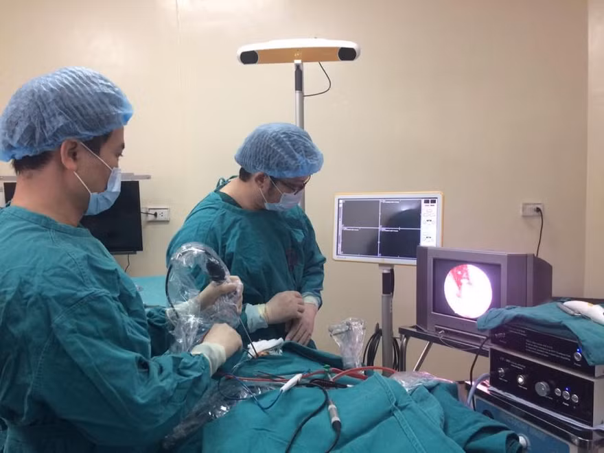 BS Liên cùng các cộng sự tiến hành phẫu thuật u tuyến yên cho bệnh nhân B. Ảnh: BSCC
