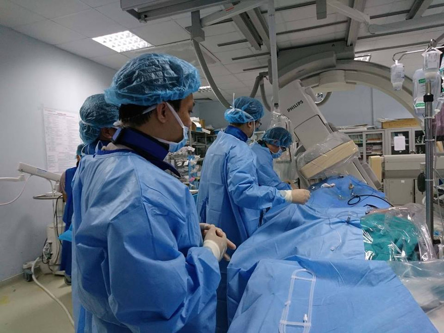 BS Trung tâm tim mạch BV E đang thực hiện một ca can thiệp tim. Ảnh: BV cung cấp