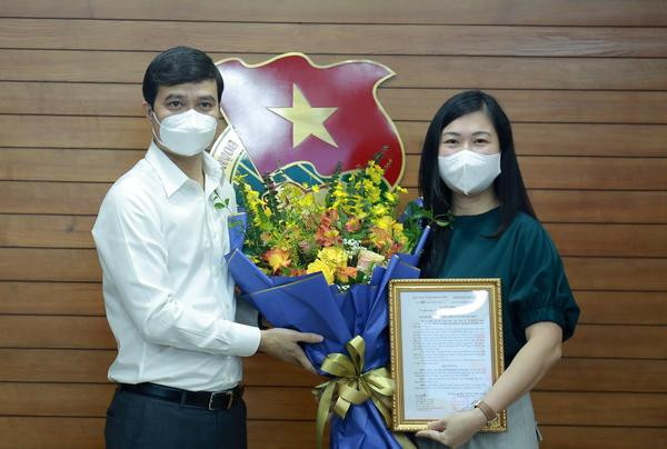 Anh Bùi Quang Huy, Bí thư thường trực TƯ Đoàn trao quyết định, tặng hoa chúc mừng chị Trịnh Thị Mai Phương. Ảnh: Bảo Anh