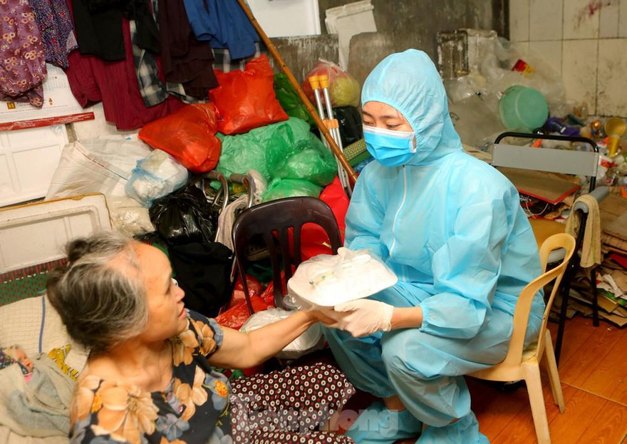 Các suất ăn được tận tay cho người lao động nghèo tại Thủ đô Hà Nội, trong giai đoạn 1 của chương trình Triệu bữa cơm - Hà Nội nghĩa tình. 