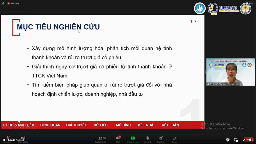 Sinh viên trình bày đề tài tại Hội thi Olympic kinh tế lượng và ứng dụng lần thứ 6, năm 2021.