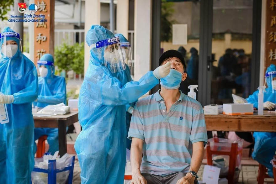 Thanh niên tình nguyện tại Bình Dương lấy mẫu truy vết trong cộng đồng