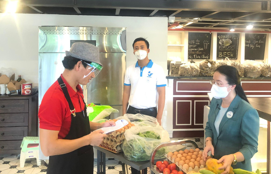 NSƯT Xuân Bắc livestream tại bếp ăn thanh niên để kêu gọi thêm nhiều suất ăn 0 đồng cho người nghèo.