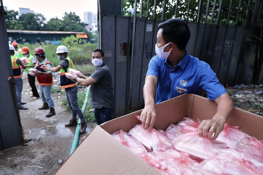 Anh Nguyễn Đức Tiến, Phó Bí thư Thường trực Thành Đoàn, Chủ tịch Hội LHTN Việt Nam TP Hà Nội mang các suất cơm trao tặng người dân trong thời điểm Hà Nội thực hiện giãn cách xã hội. 