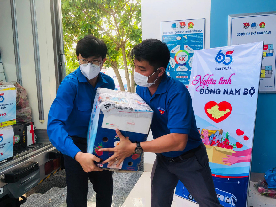Bạn trẻ Bình Thuận bốc xếp các nhu yếu phẩm tiếp sức người dân Bình Dương