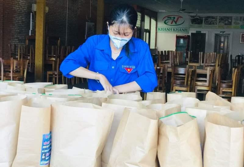 Thanh niên tình nguyện chuẩn bị các món ăn tiếp sức tuyến đầu chống dịch