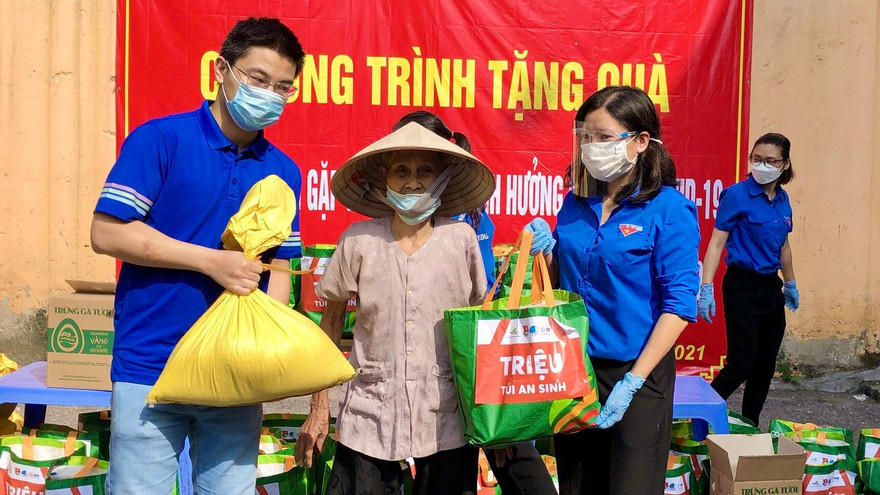 Người dân khó khăn ở phường Trung Liệt, quận Đống Đa, được trao tặng túi an sinh khi Hà Nội giãn cách xã hội - ẢNH: ĐĂNG HẢI