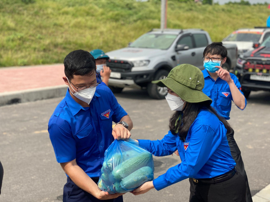Chị Chu Hồng Minh, Bí thư Thành Đoàn Hà Nội đón nhận nhu yếu phẩm từ đại diện Tỉnh Đoàn Bắc Giang