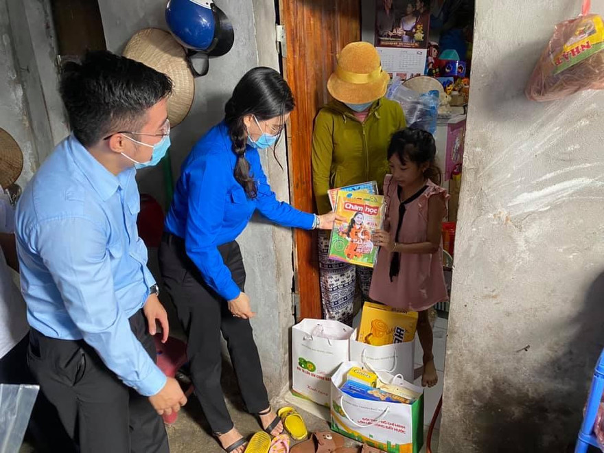 Chị Nguyễn Phạm Duy Trang, Trưởng ban Công tác Thiếu nhi T.Ư Đoàn, Phó Chủ tịch thường trực Hội đồng Đội T.Ư tặng quà cho thiếu nhi có hoàn cảnh khó khăn tại Phúc Xá, Ba Đình, Hà Nội