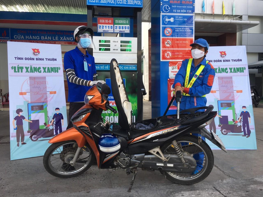 Các tình nguyện viên được hỗ trợ xăng xe đi lại thực hiện nhiệm vụ phòng chống dịch bệnh.