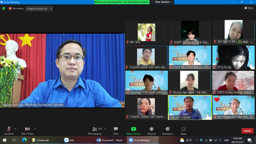 Anh Nguyễn Quốc Huy, Phó Bí thư thường trực Tỉnh Đoàn Bình Thuận cho biết, Bình Thuận trao đổi với các bạn trẻ tham gia khóa học “Vượt đại dịch – Xóa mất gốc tiếng Anh”