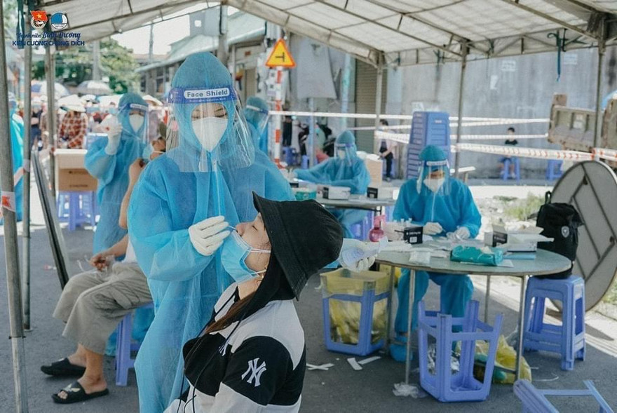 Thanh niên tình nguyện tại Bình Dương lấy mẫu xét nghiệm cho người dân