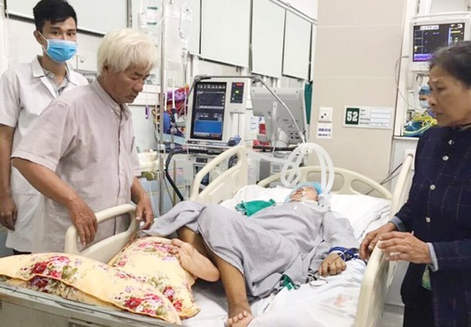 Bố mẹ Trang rưng rưng nước mắt nhận ra đứa con tưởng đã mất tích suốt 2 năm qua. Ảnh: Bệnh viện cung cấp