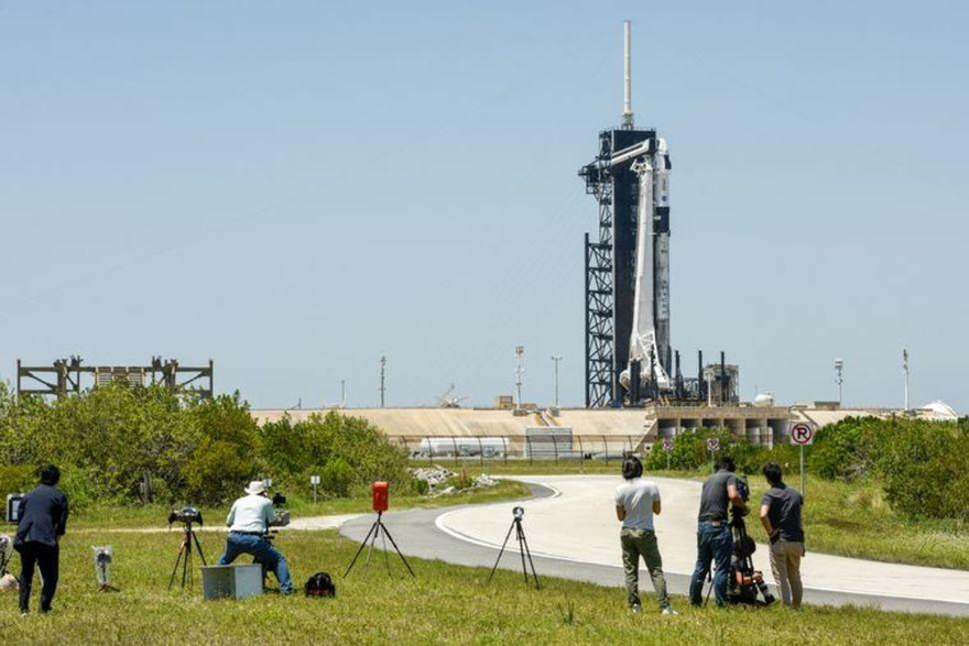 Các phóng viên ảnh lắp đặt máy ảnh từ xa để sẵn sàng ghi lại hình ảnh phóng tên lửa ngày 22/4.