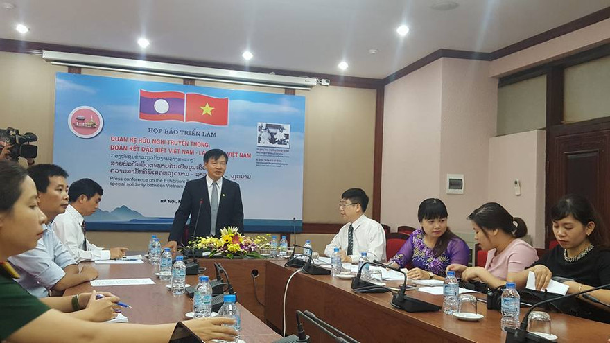 Phó Chánh Văn phòng Trung ương Đảng Bùi Văn Thạch phát biểu tại buổi họp báo triển lãm