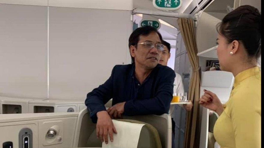 Hành khách Vũ Anh Cường (áo đen) được tiếp viên mời khỏi máy bay sau khi bị tố sờ soạng khách nữ cùng khoang thương gia. Ảnh: BGT.