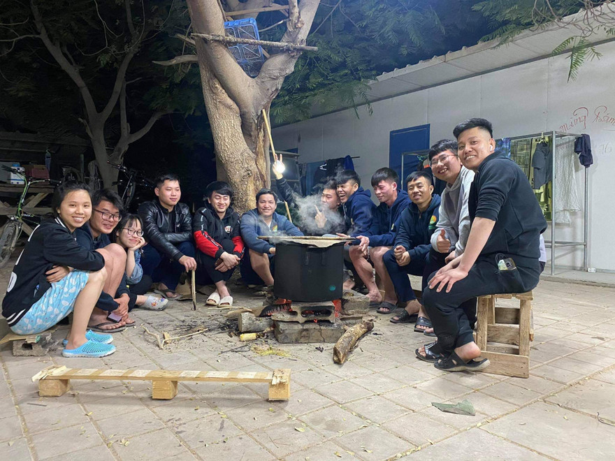 Các sinh viên và người lao động tại sa mạc Idan quây quần bên nồi bánh chưng.