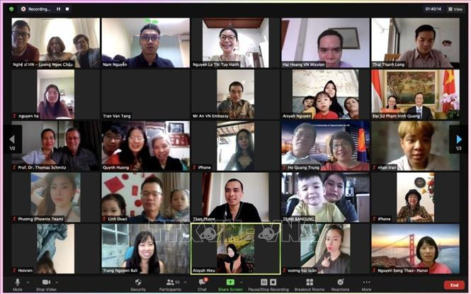 ết Cộng đồng Xuân Tân Sửu năm 2021 dưới hình thức trực tuyến thu hút 56 điểm cầu với khoảng 120 bà con người Việt đang sinh sống, học tập và làm việc tại nhiều thành phố của Indonesia và Timor Leste. Ảnh: TTXVN