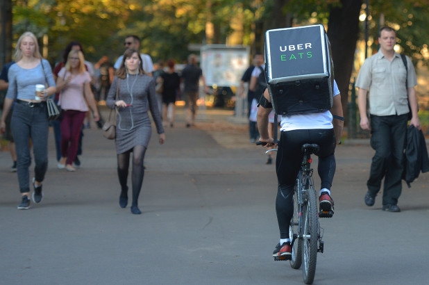 Dù chưa hé lộ, nhưng logo dịch vụ chuyển phát thực phẩm bằng máy bay không người lái đã xuất hiện trên đường phố như thế này.