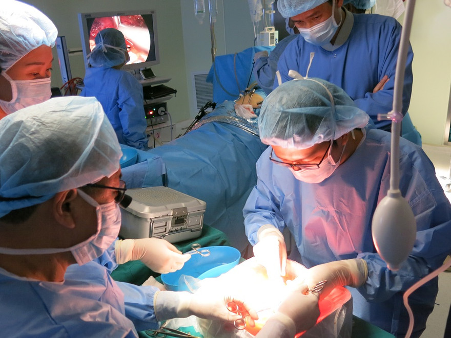 Các BS đang thực hiện ca ghép thận cho bệnh nhân