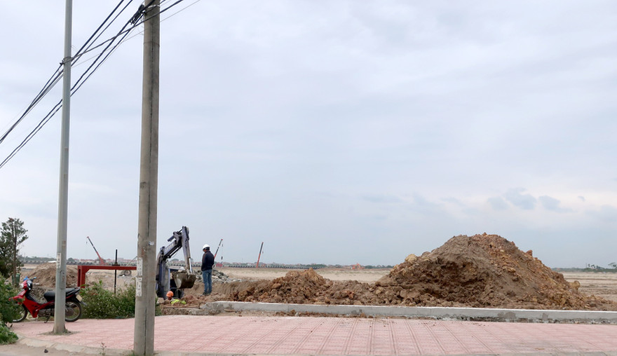 Dù đã có đề án nghiên cứu từ đầu những năm 2000, dự kiến hoàn thành năm 2018, nhưng tới nay nhà máy nước mặt sông Hồng (xã Liên Hồng, Đan Phượng, Hà Nội) đang ngổn ngang mặt bằng và chưa biết bao giờ hoàn thành.