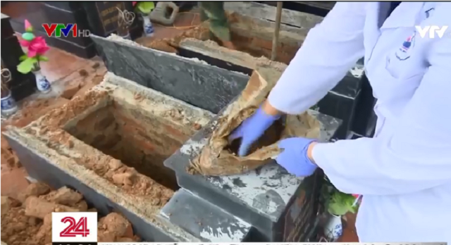 Khai quật 13 ngôi mộ liệt sỹ để xác định danh tính, nhưng bất ngờ phát hiện các mộ đều không có hài cốt. Ảnh: VTV.