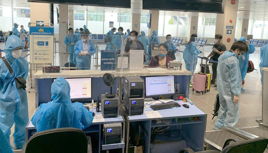 Chỉ 5 nhóm khách được đi máy bay qua sân bay Tân Nhất.